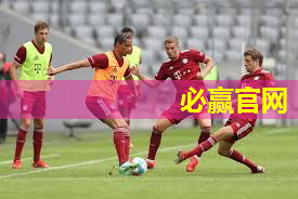用户外健身器材打造马拉松训练场所。